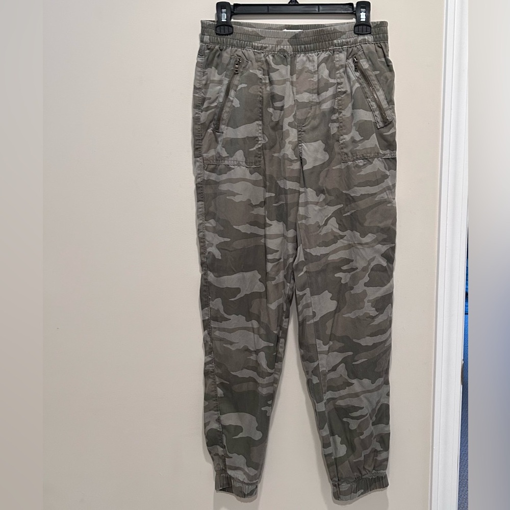 SO Juniors' Utility Jogger Pants in Green Camo